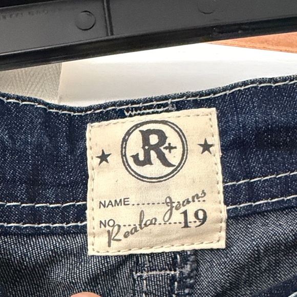 Elegant Dark Wash Cropped Jeans - Picture 3 of 5